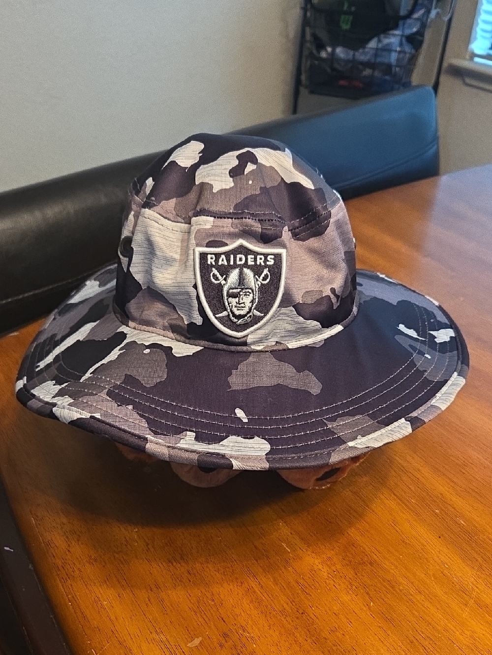 LAS VEGAS RAIDERS NEW ERA 2022 SIDELINE TRAINING CAMP PANAMA CAMO BUCKET HAT